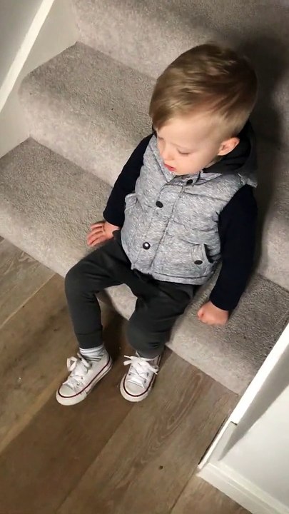 Niño se queda dormido en las escaleras
