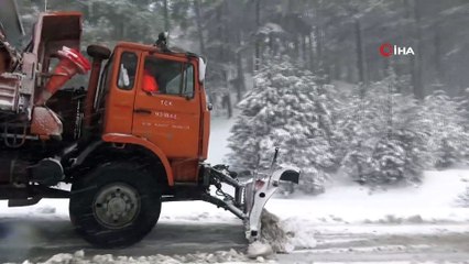 Karda mahsur kalan araçları ekipler kurtardı