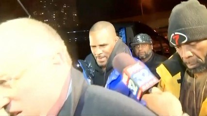 R. Kelly formalmente acusado de dez crimes de abuso sexual