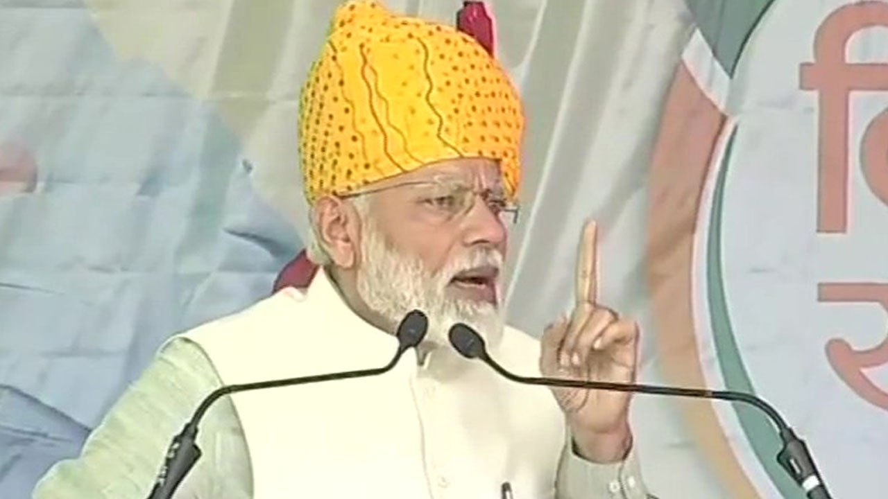 PM Modi slams Congress for supporting Pakistan over Pulwama attack | Oneindia News