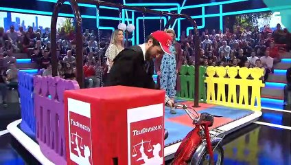 A nova dos divorciados: agora ela quere de volta a dentadura da sogra!