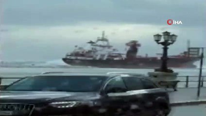 - İtalya'nın Bari kenti sahilinde  bir Türk ticaret  gemisinin karaya oturduğu bildirildi.