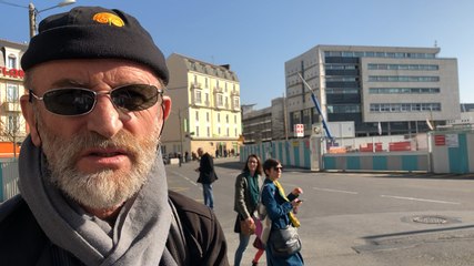 Rémi, voyageur en attente à la gare de Rennes