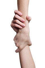 لن تتمالك دموعك.. مشاهد إنسانية مؤثرة أنقذت حياة هؤلاء من الهلاك