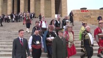 Folklorcular, Yöresel Halk Oyunları Kıyafetleriyle Anıtkabir'i Ziyaret Etti