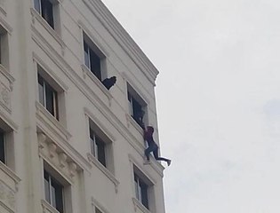 7'nci Katta İntihara Kalkışan Kadını Polis Son Anda Yakalayıp, Kurtardı
