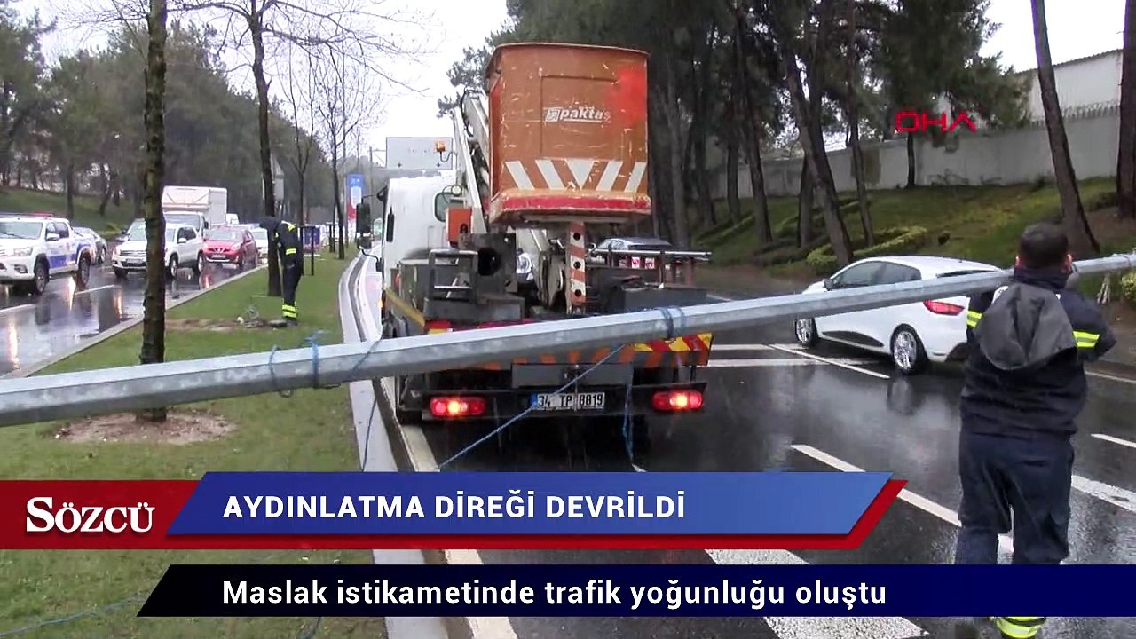Sarıyer’de aydınlatma direği yoldan geçen aracı...