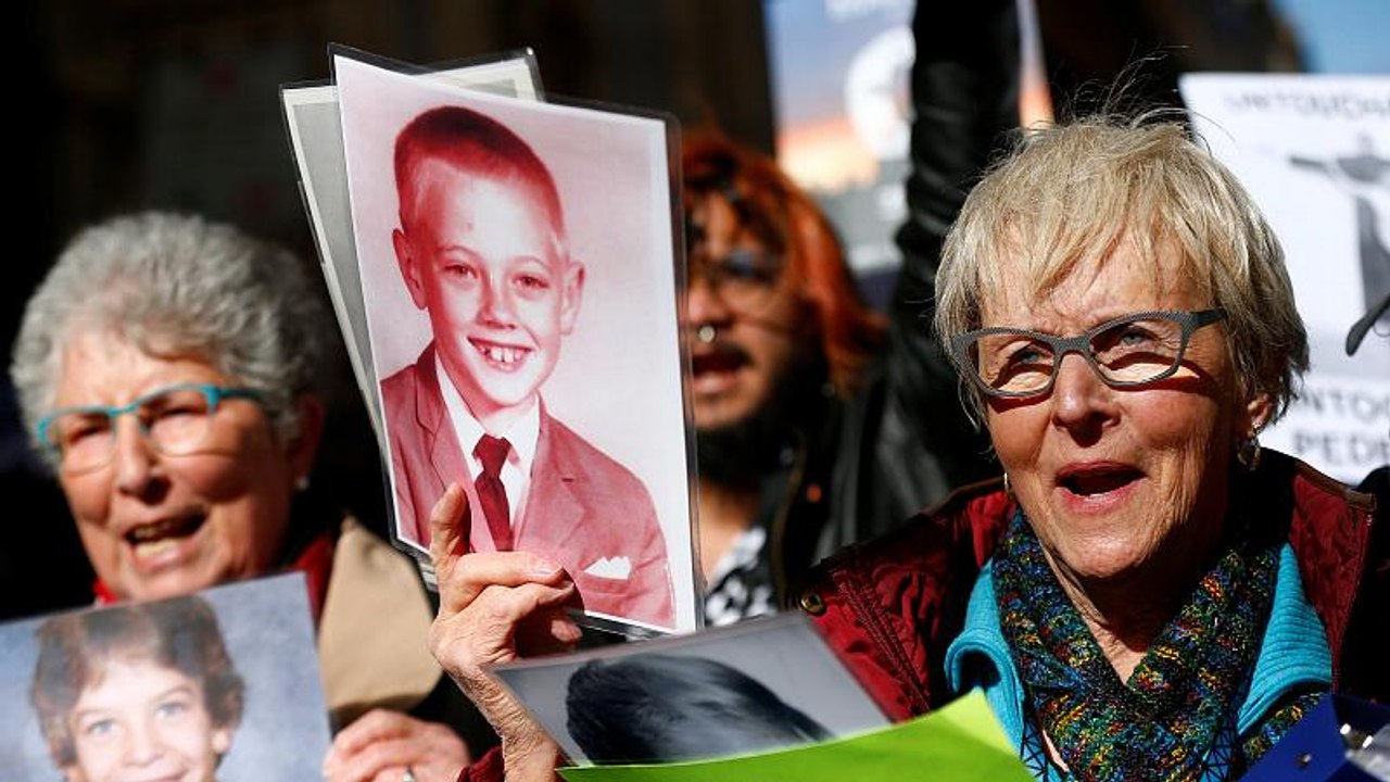 Tα θύματα των ιερέων παιδεραστών μιλούν στο euronews