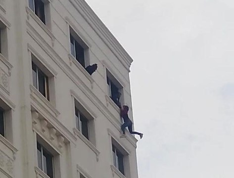 7'nci Katta İntihara Kalkışan Kadını Polis Son Anda Yakalayıp, Kurtardı