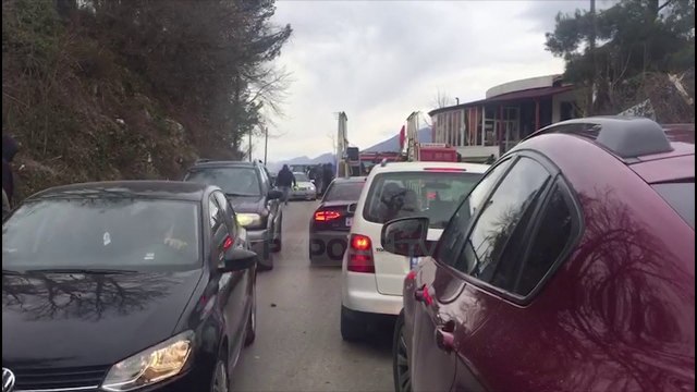 Report Tv-Pas ndërhyrjes së ARRSH dhe policisë në Ibë lirohet rruga nga bllokimi i pemës