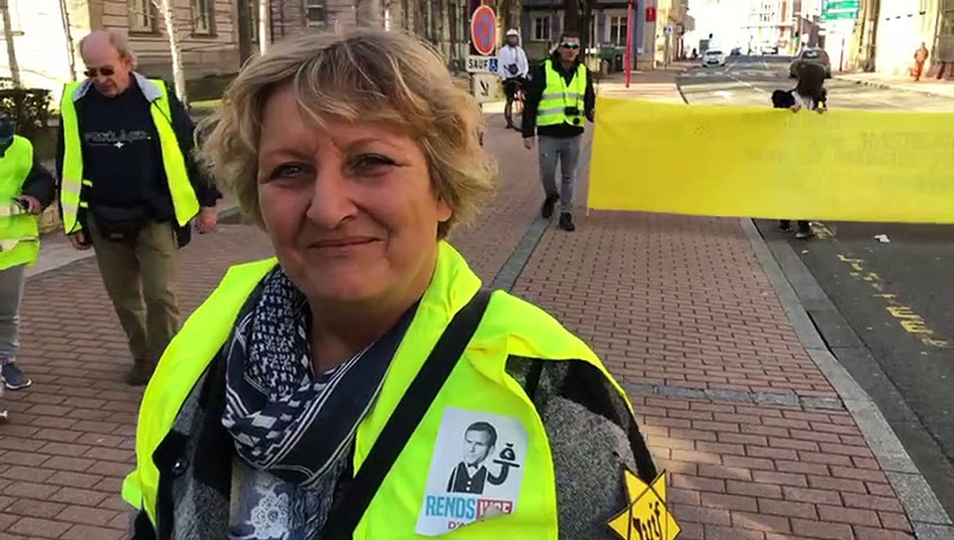 Nadine de Montbéliard arbore une étoile jaune pour montrer que les gilets  jaunes ne sont pas antisemites - Vidéo Dailymotion