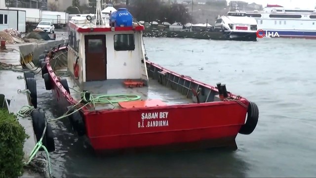 Bandırma'da Şiddetli Fırtına Deniz ve Hava Ulaşımını Olumsuz Etkiliyor