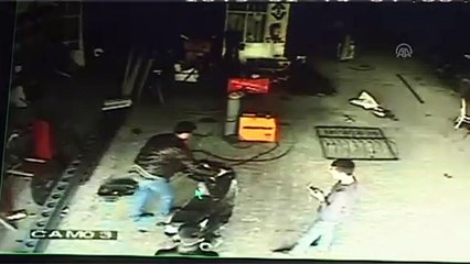 Motosikletin tamir sırasında alev alma anı güvenlik kamerasında - TOKAT