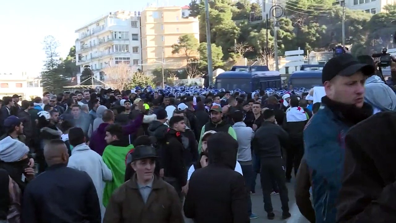 توقيف 41 شخصاً شاركوا في تظاهرات الجمعة بالجزائر