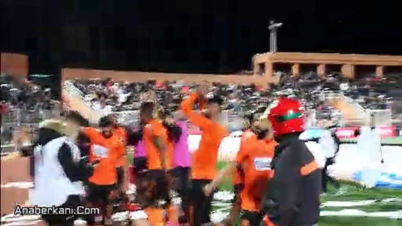 حمادة لعشير ولاعبي نهضة بركان يرقصون على إيقاع الركادة بعد الفوز على حسنية أكادير برسم الكاف