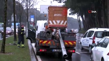 Sarıyer’de Aydınlatma Direği Seyir Halindeki Otomobillerin Üstüne Devrildi