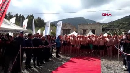 Download Video: Muğla Sporcular, Sokak Hayvanları İçin Kış Ortasında Kulaç Attı