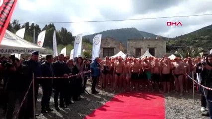 Muğla Sporcular, Sokak Hayvanları İçin Kış Ortasında Kulaç Attı