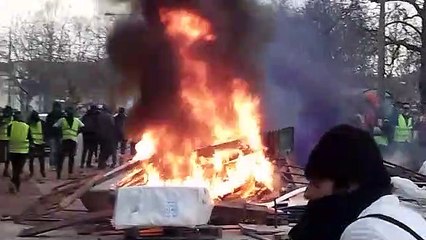 Acte 15 : manifestation de Gilets Jaunes à Epinal, un feu et des barricades à l'Espace Cours