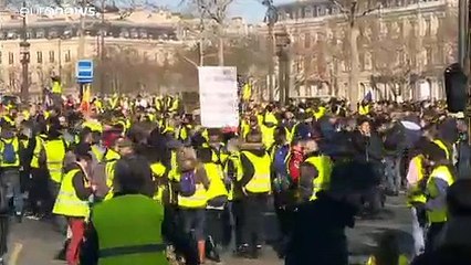 محتجو السترات الصفراء في اسبوعهم الخامس عشر.. أقل عنفاً وزخماً