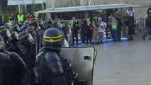 Des gilets jaunes font face aux forces de l'ordre sur la place du Trocadéro à Paris