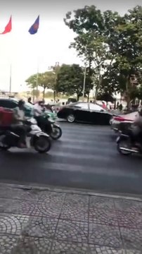 Traverser la rue à Saigon ? Impossible ! Même sur le passage piéton !