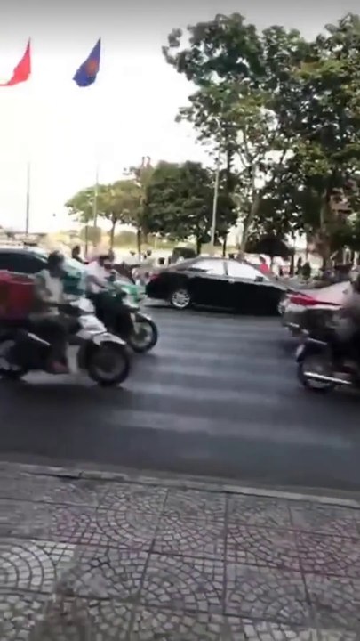 Traverser la rue à Saigon ? Impossible ! Même sur le passage piéton !