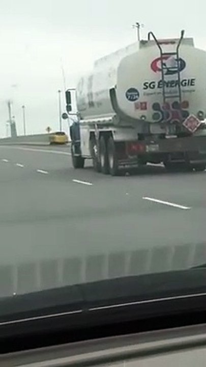 Un camion à 2 doigts de perdre une roue en pleine autoroute