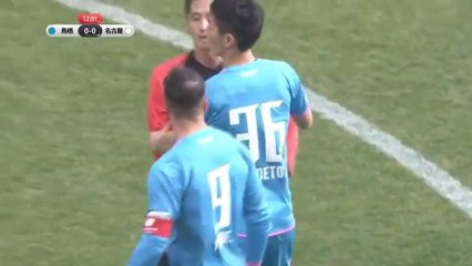 Torres se encara con el arbitro en Japón.