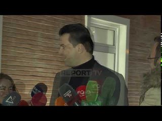 Report Tv - Luli kujdeset për gazetarin: Po dridhesh! Ta mbaj unë mikrofonin....