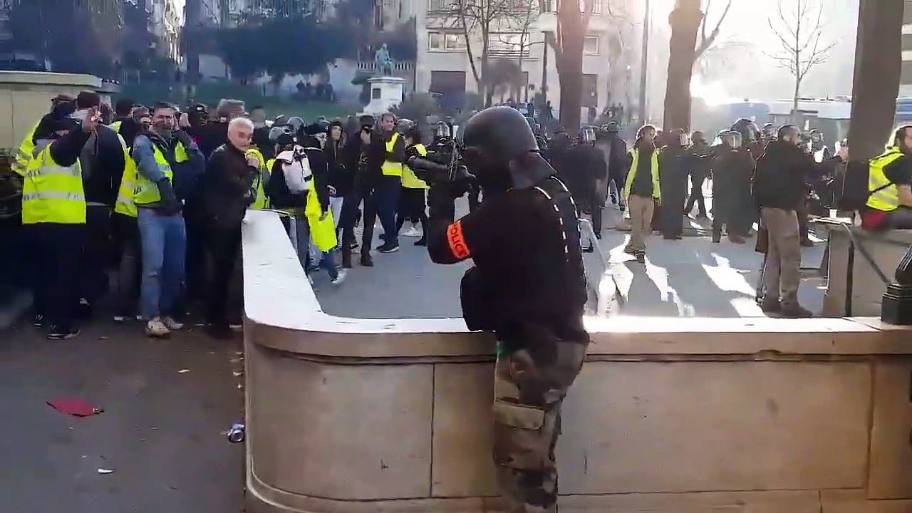 Paris. Un policier de la BAC vise à la tête des GJs, il s’arrête quand il voit qu’il est filmé