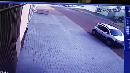 Câmera flagra colisão de trânsito no Bairro Universitário