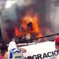Soldados de Maduro queman dos camiones de ayuda humanitaria para evitar que llegue a la población