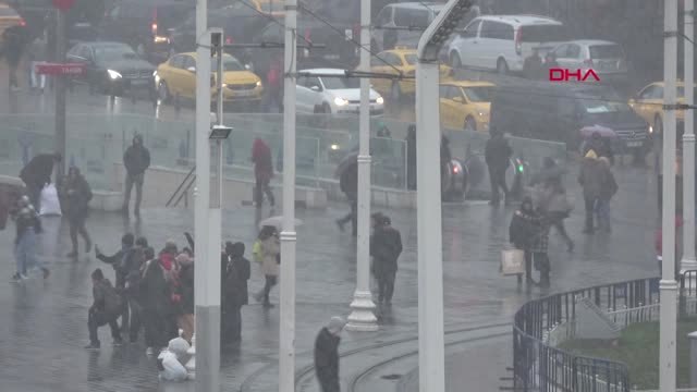 İstanbul Taksim'de Rüzgar ve Karla Mücadele; Şemsiyeler Kırıldı, Yürümekte Zorlandılar