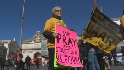 Víctimas de abusos clericales se manifiestan en Roma exigir tolerancia cero
