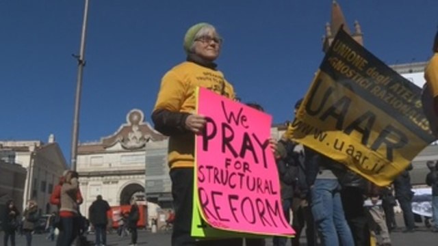 Víctimas de abusos clericales se manifiestan en Roma exigir tolerancia cero