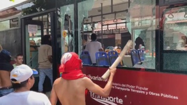 Venezuela enardece entre marchas y violentos disturbios