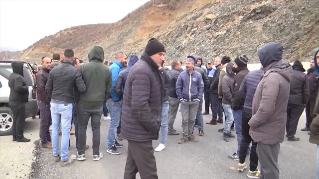 Report Tv - Bulqizë, banorët e Gjoricës protestë për ujin e pijshëm: Do të bllokojmë rrugën