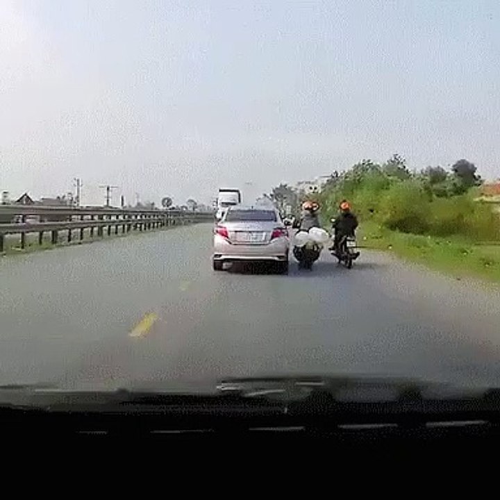 Un accident de la circulation totalement incroyable : elle chute de sa moto avec son enfant dans les bras