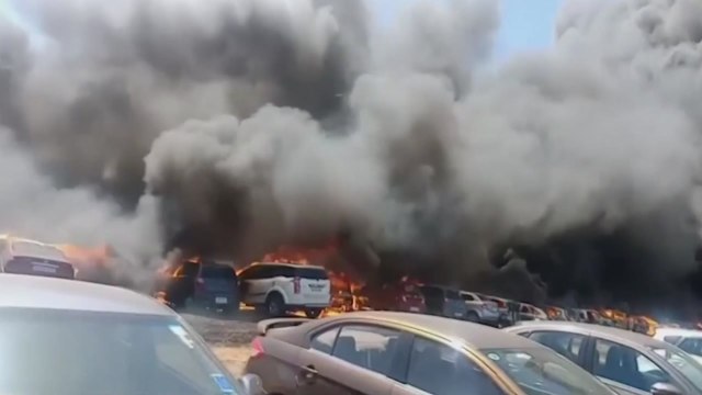 인도 에어쇼장서 승용차 수백대 전소...폭죽 폭발로 11명 사망 / YTN