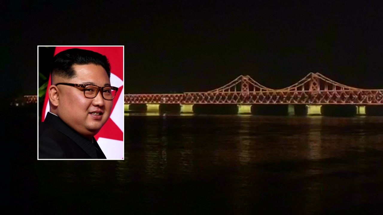 "김정은 탑승 추정 열차 단둥 통과...김영철·김여정 등 동행" / YTN