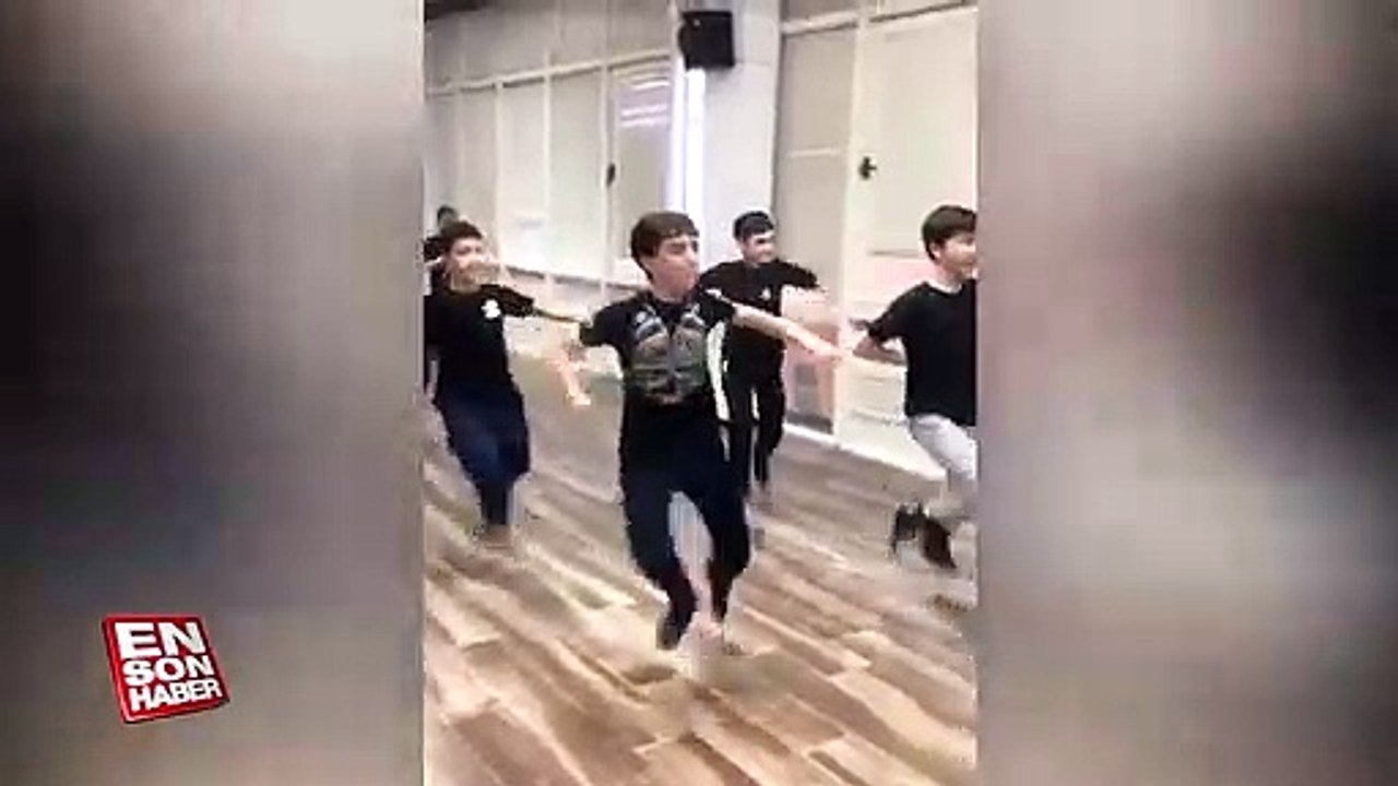 Kafkas dansı çalışan çocuklardan muhteşem performans