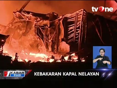 Kebakaran Hebat Hanguskan 16 Kapal Nelayan di Muara Baru