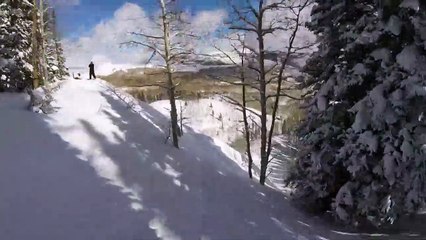 Un skieur emporté par une avalanche se retrouve enseveli sous la neige