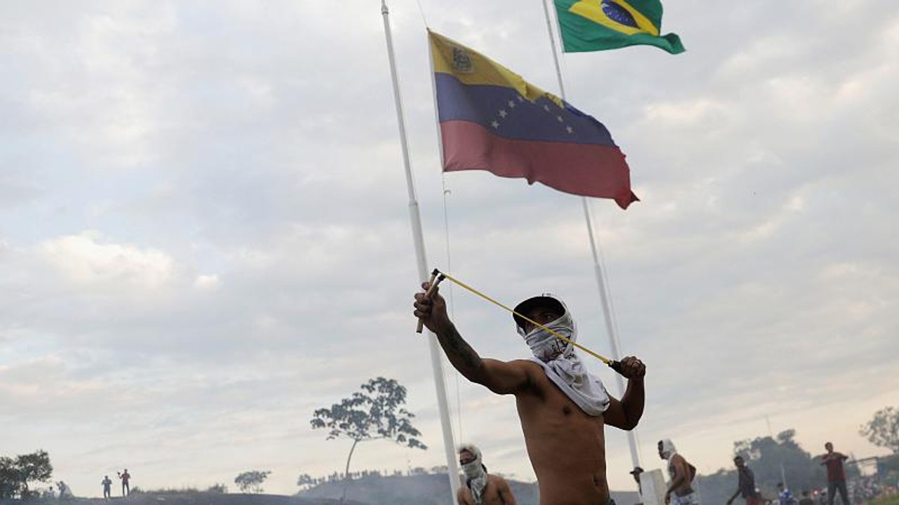 Venezuela: Soldiers deserts as Guaidó prepares...
