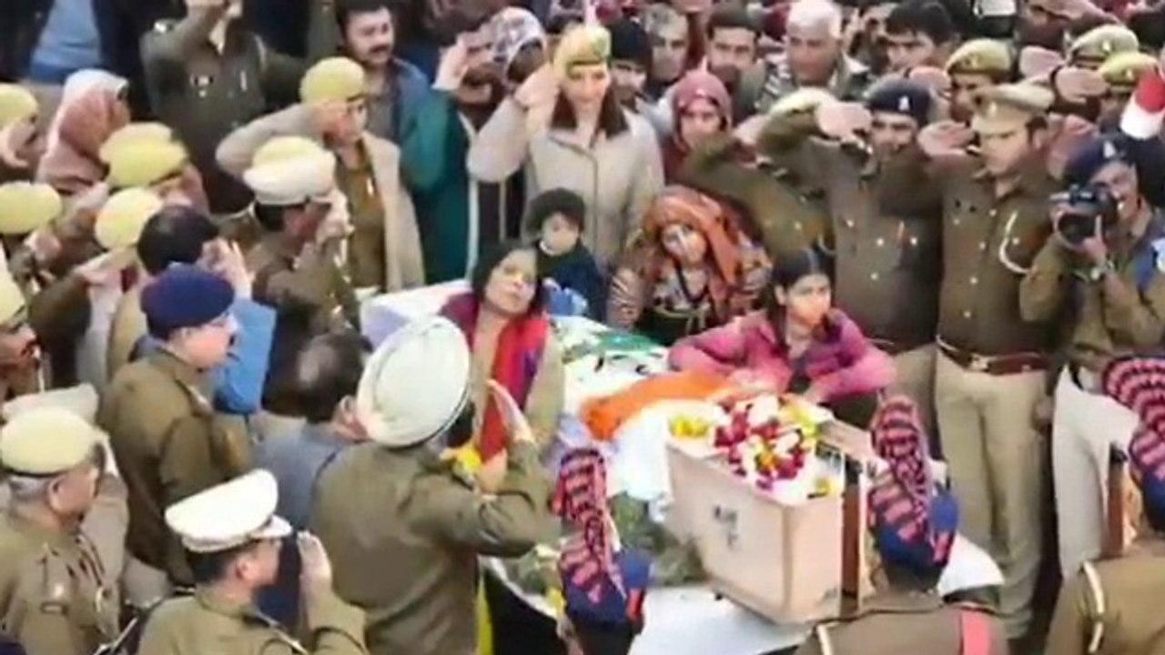 انڈیا کا بچہ بچہ جانتا ہے پلوامہ حملہ انڈیا کا ڈرامہ ہے  l   زرا اس گانے کے الفاظ غور سے سنیں پلوامہ میں جو ویروں نے جان دیش پے واری ہے دشمن کی اوقات نہیں اپنوں کی غداری ہے