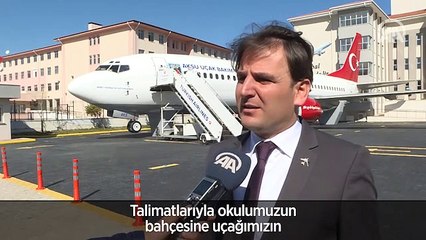 Okul bahçesinde yolcu uçağı