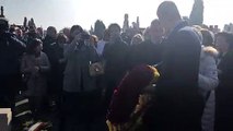 PEDRO SÁNCHEZ HACE UNA OFRENDA FLORAL EN LA TUMBA DE MANUEL AZAÑA