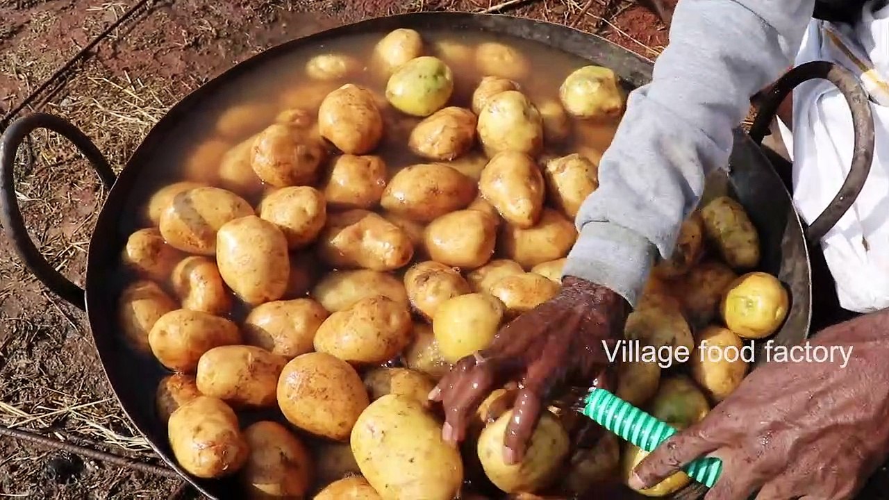 CHIPS ! POTATO Chips prepared by my Daddy ARUMUGAM _ Village food factory فيديو لعمل الشيبسي بالطريقه البداءيه لرجل عجوز في قريه غير متوقع رااااااءع