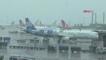 İstanbul- Atatürk Havalimanı'nda Kar Yağışı Nedeniyle 66 Sefer İptal Edildi